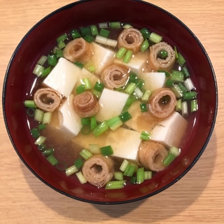 巻き麩入り豆腐と細ネギの味噌汁